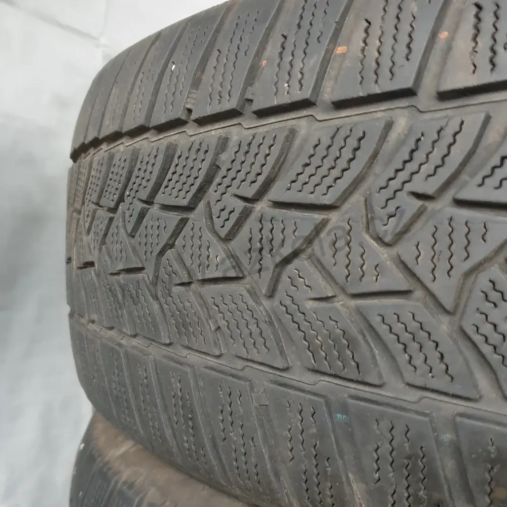 Zimní pneumatiky Dunlop 205/60 R16 č. AP241