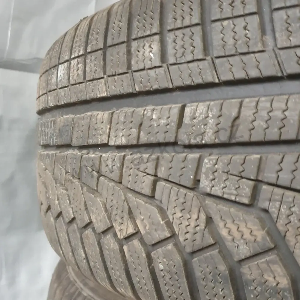 Zimní pneumatiky Hankook 215/60 R16 č. AP187