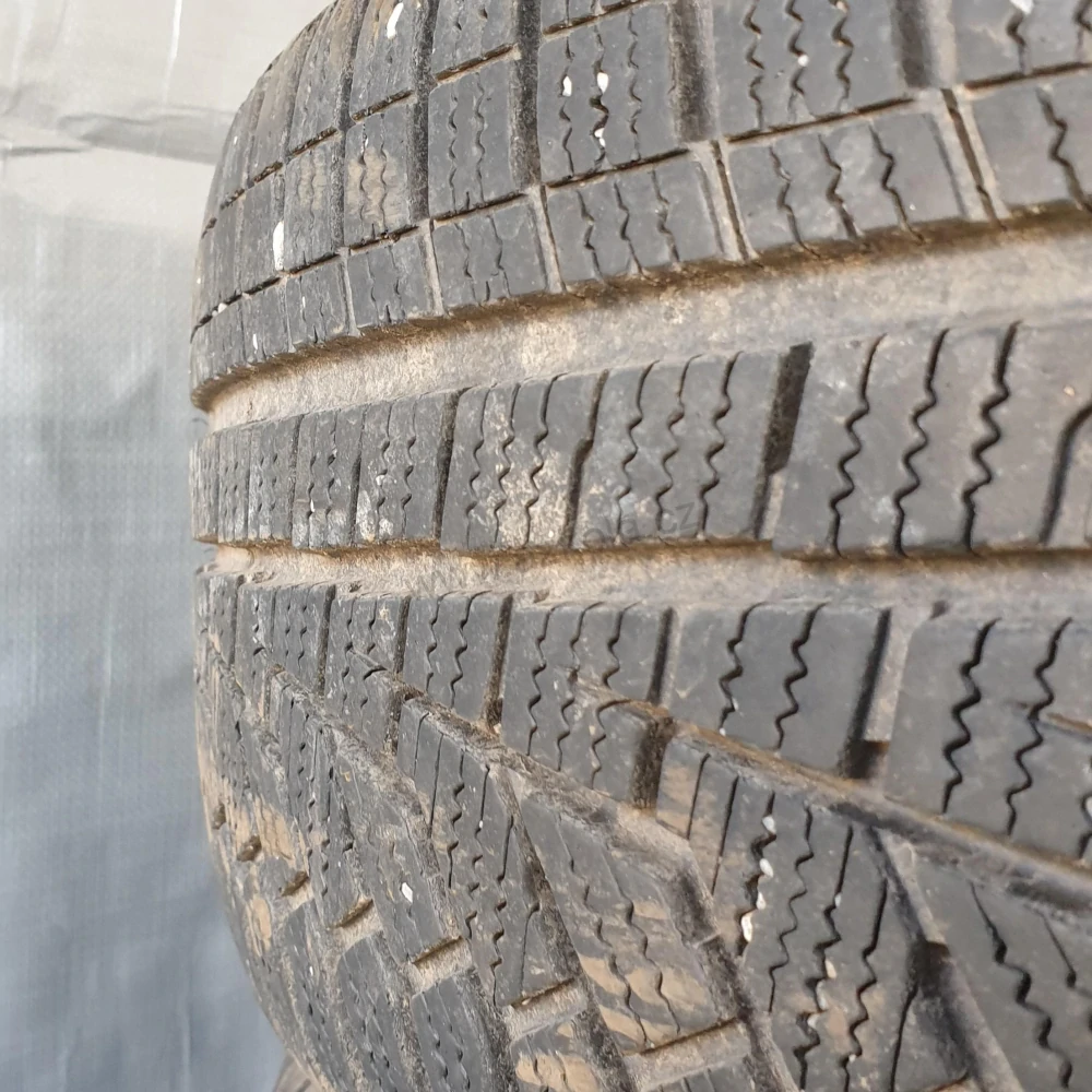 Zimní pneumatiky Hankook 215/60 R16 č. AP286