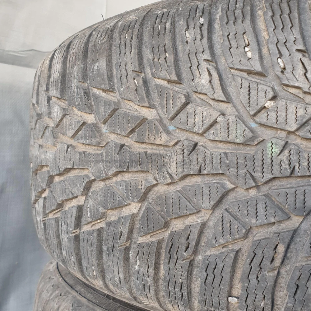 Zimní pneumatiky Nokian 215/60 R16 č. AP320