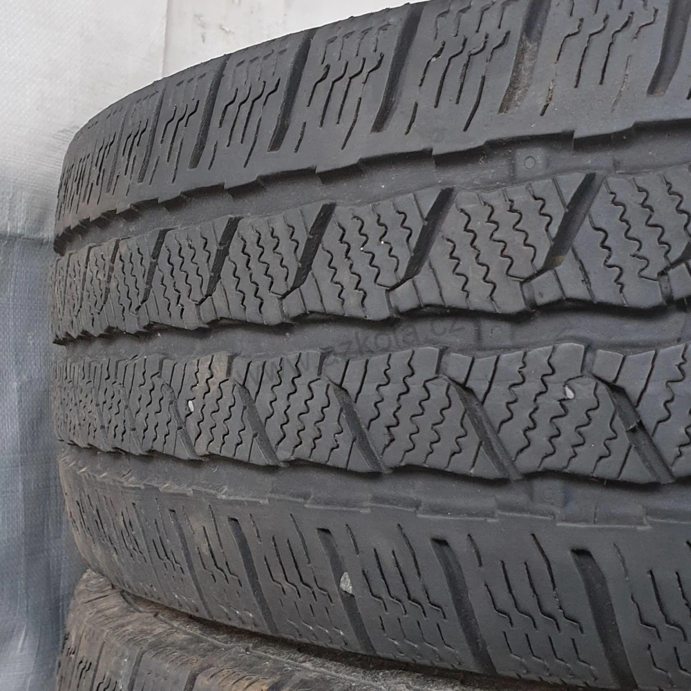 Zimní pneumatiky Continental 215/70 R15C č. AP388