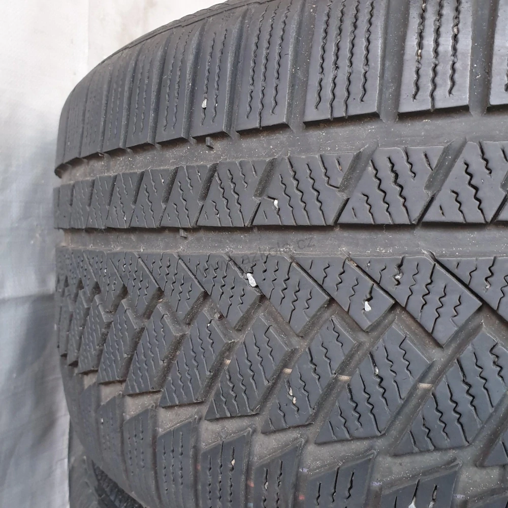 Zimní pneumatiky 255/40 R19 Continental č. AP469