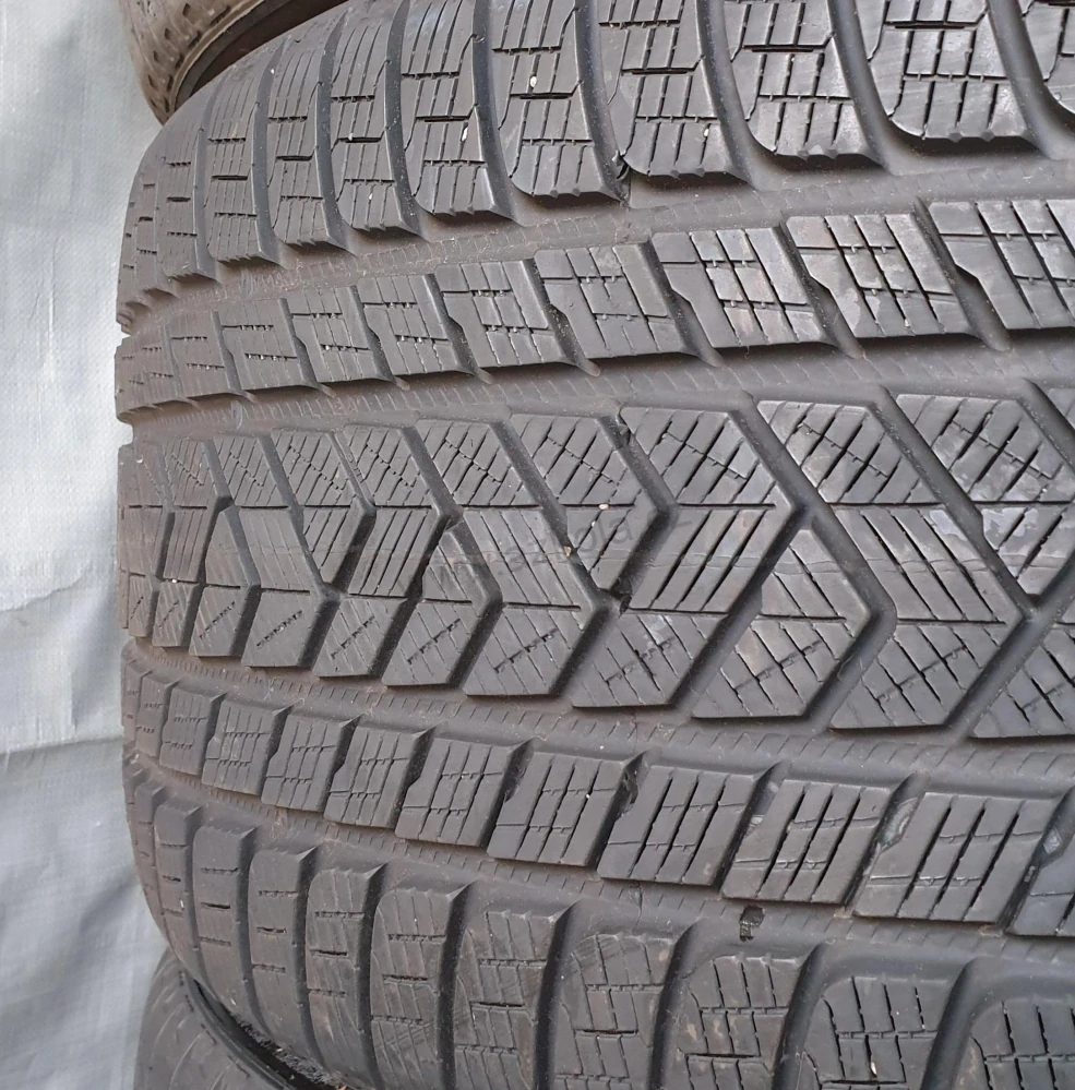 Zimní pneumatiky 285/40 R22 + 325/35 R22 č. AP475