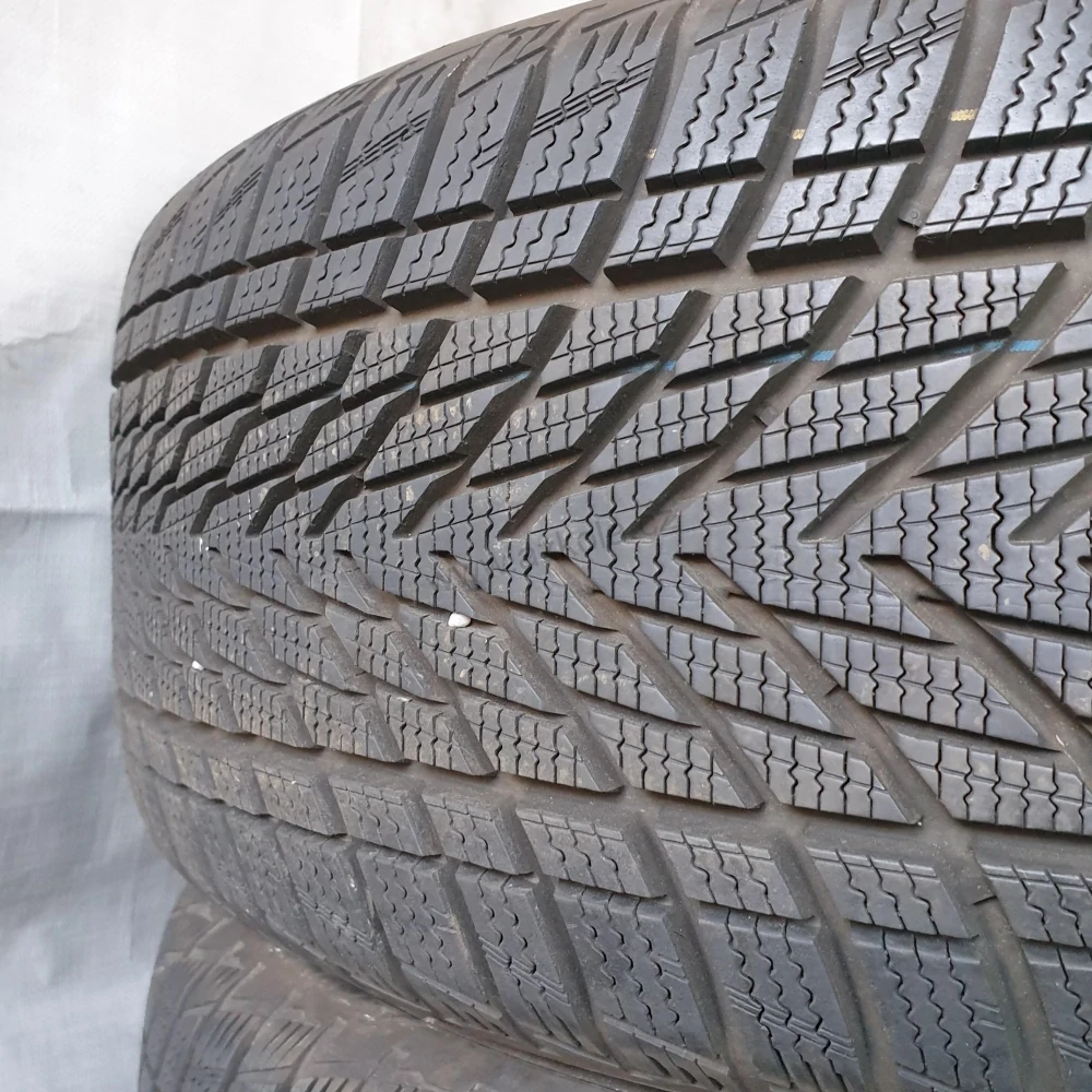 Zimní pneumatiky 235/50 R19 GoodYear č. AP490