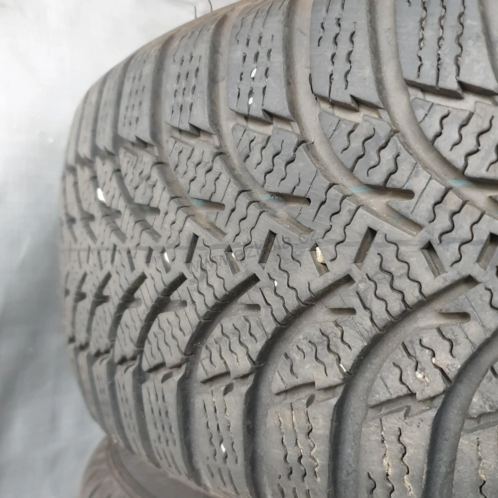 Zimní pneumatiky 195/60 R16 Kumho č. AP516