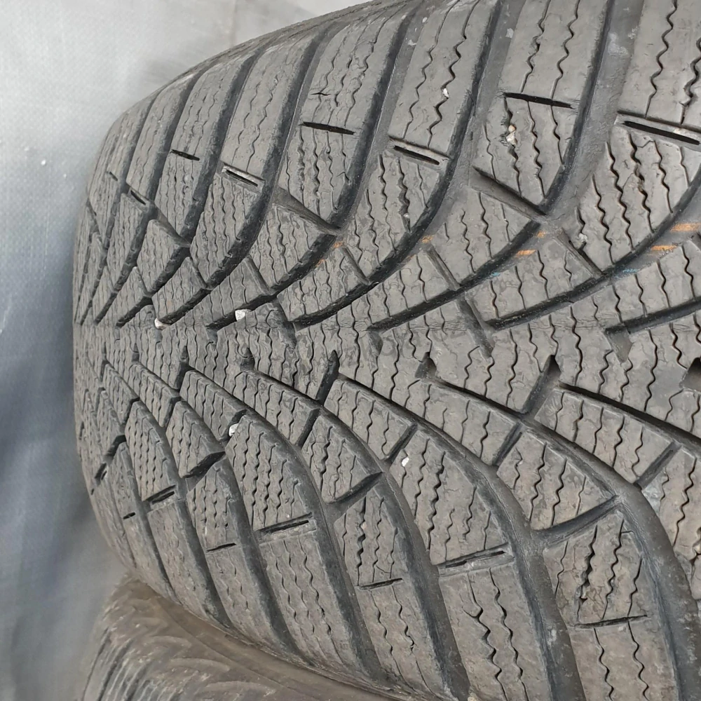 Zimní pneumatiky 205/60 R16 GoodYear č. AP520