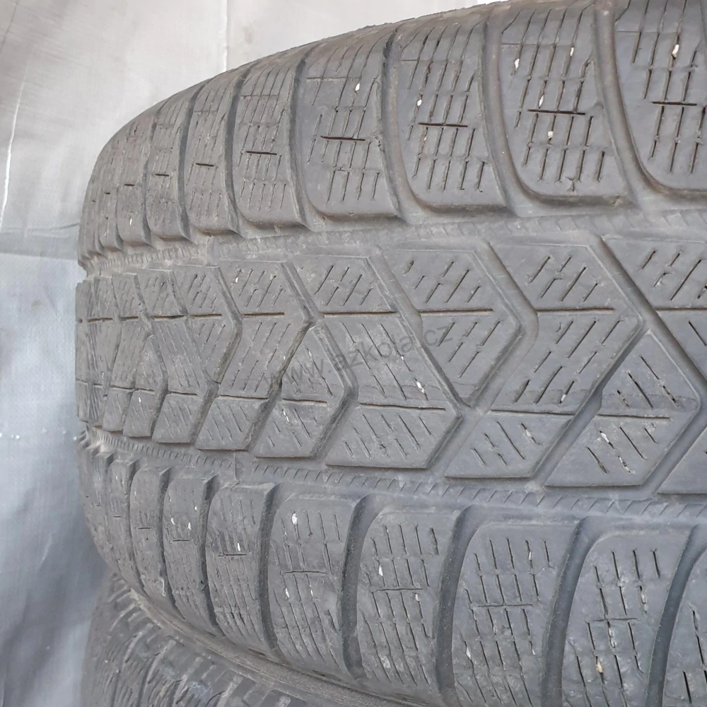 Zimní pneumatiky 235/60 R18 Pirelli č. AP573