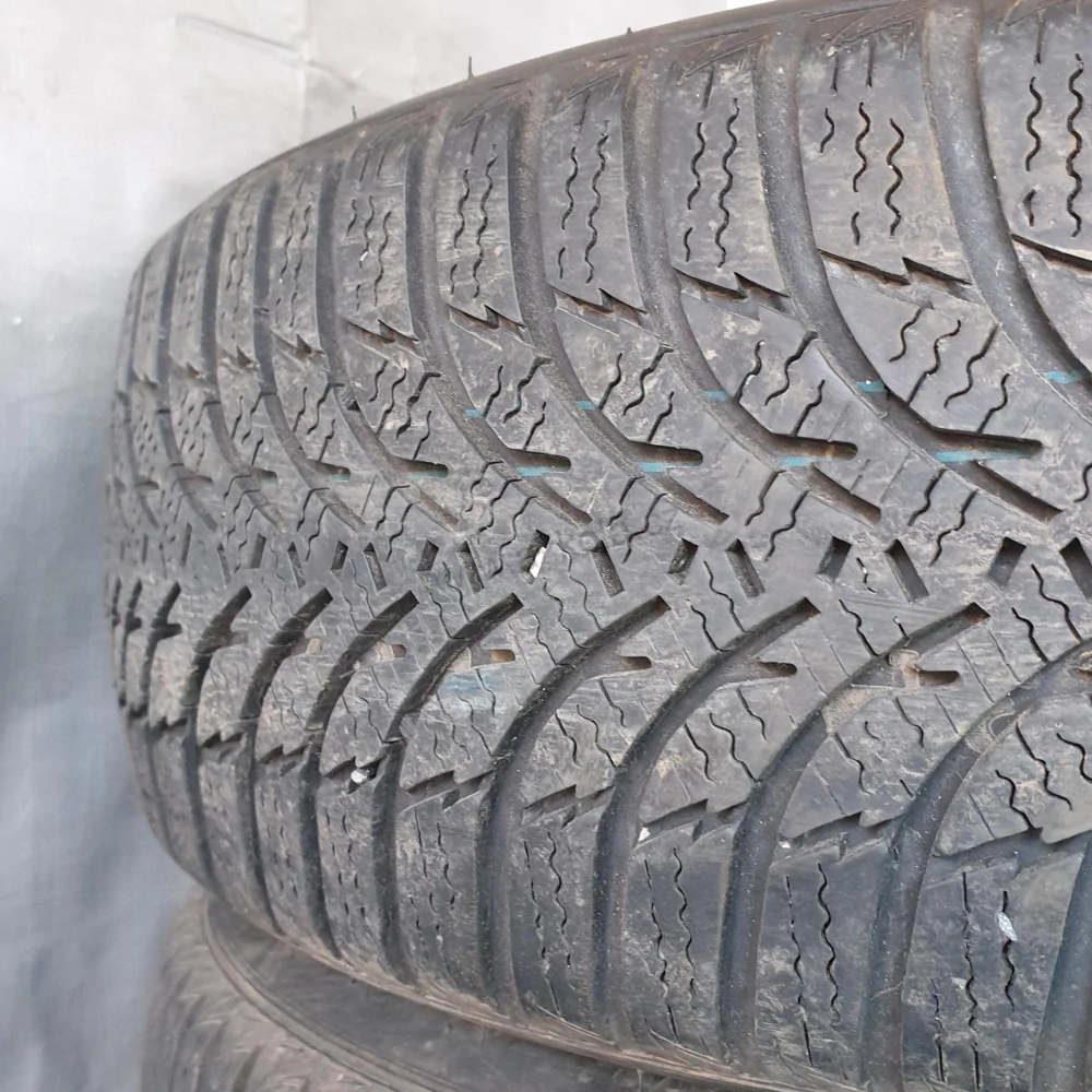 Zimní pneumatiky 195/60 R16 Kumho č. AP579