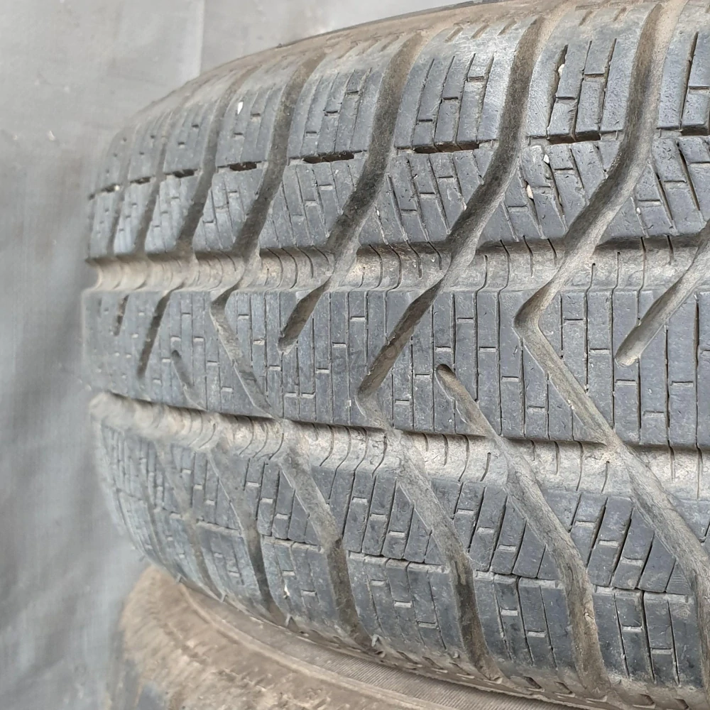 Zimní pneumatiky 165/70 R14 Pirelli č. AP587