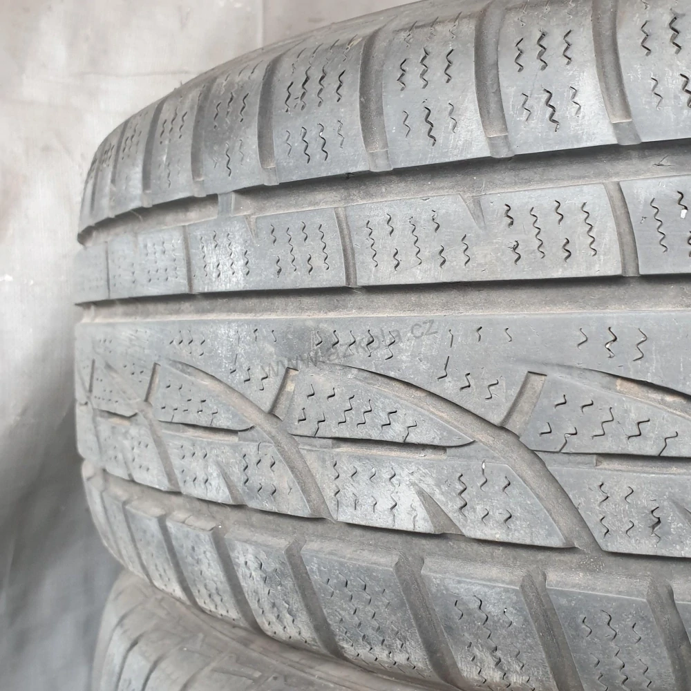 Zimní pneumatiky 215/70 R16 Hankook č. AP602