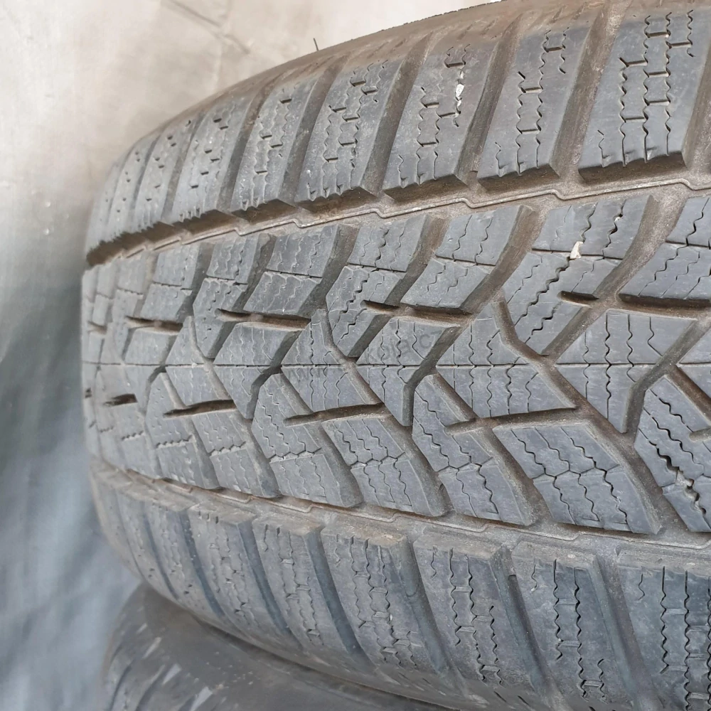 Zimní pneumatiky 195/65 R15 Dunlop č. AP669