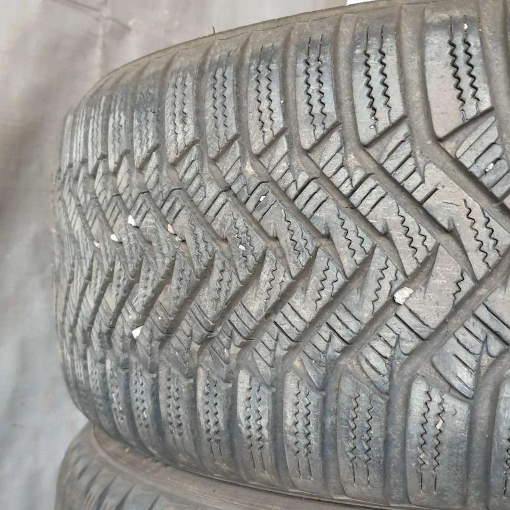 Zimní pneumatiky 195/55 R15 Laufenn č. AP680