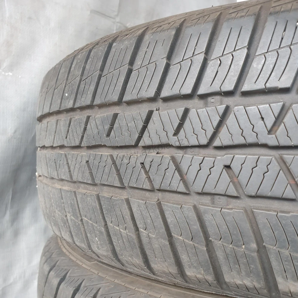 Zimní pneumatiky 185/60 R15 Barum č. AP774