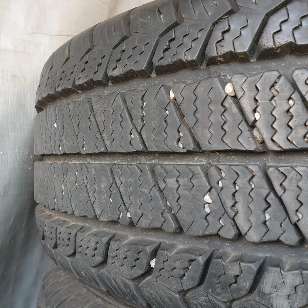 Zimní pneumatiky 215/65 R16C Barum č. AP812