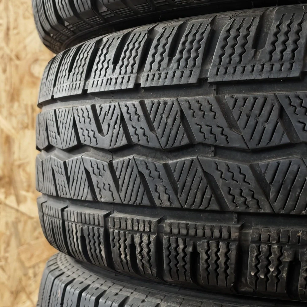 Zimní pneumatiky 205/65 R16C Hankook č. AP1066