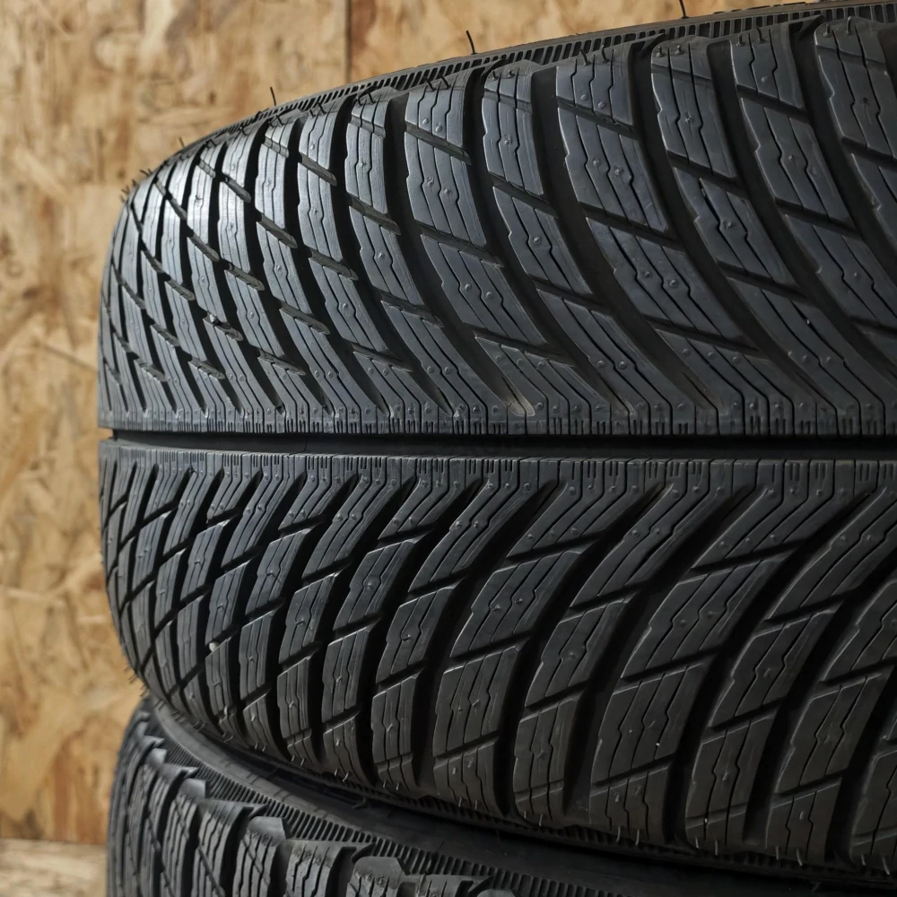 Zimní pneumatiky 235/40 R19 Michelin č. AP1085