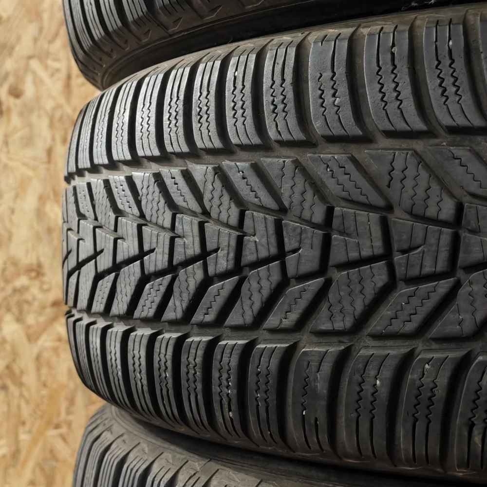 Zimní pneumatiky 215/65 R17 Hankook č. AP1094