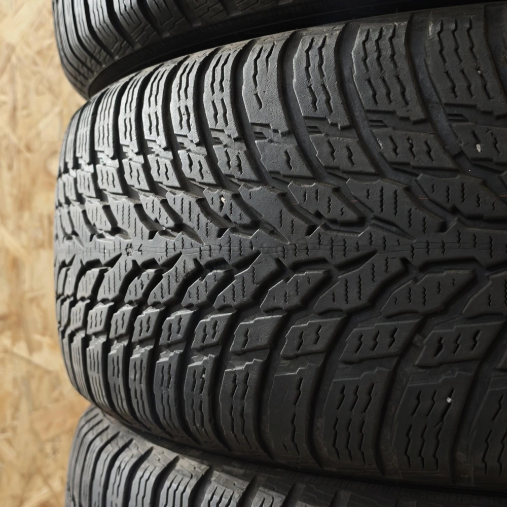 Zimní pneumatiky 215/60 R16 Nokian č. AP1154