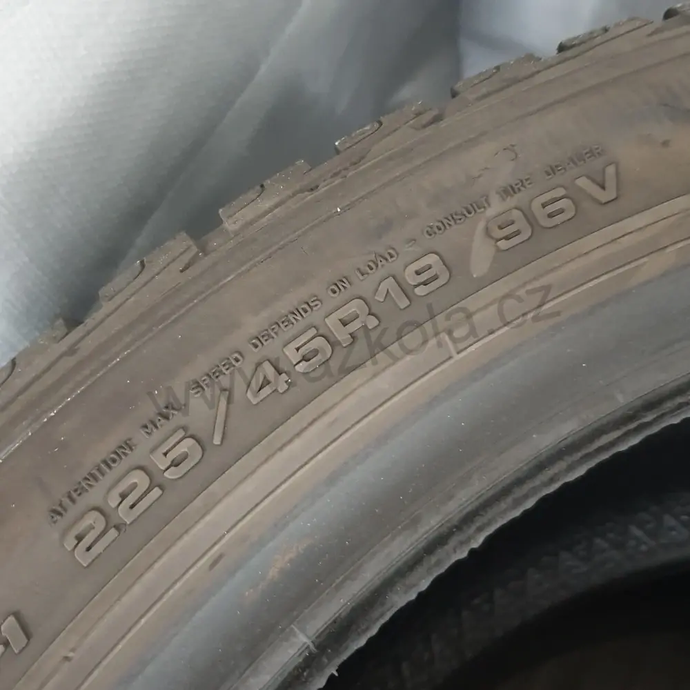 Zimní pneumatiky GoodYear 225/45 R19 č. AP205