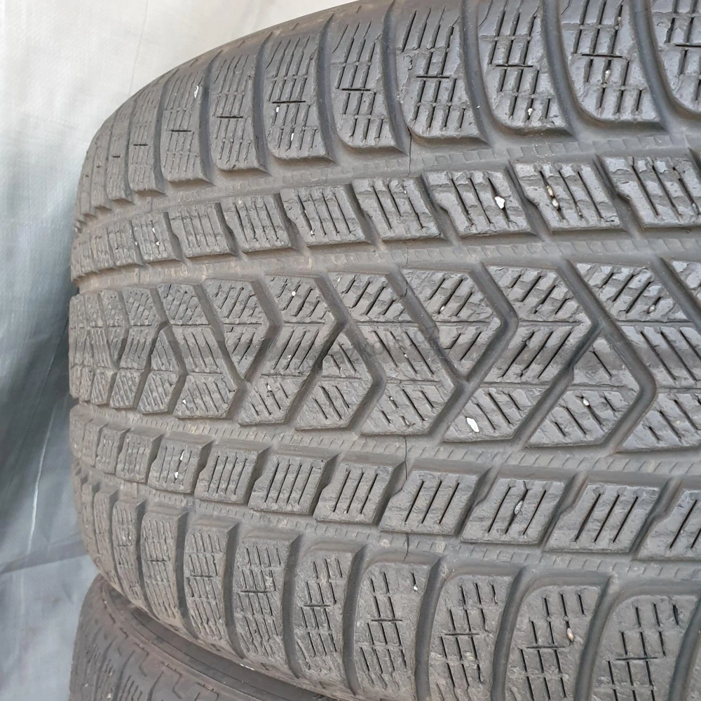 Zimní pneumatiky 285/40 R22 + 325/35 R22 č. AP475