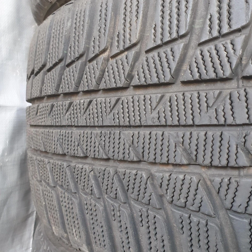 Zimní pneumatiky 225/40 R18 Bridgestone č. AP552