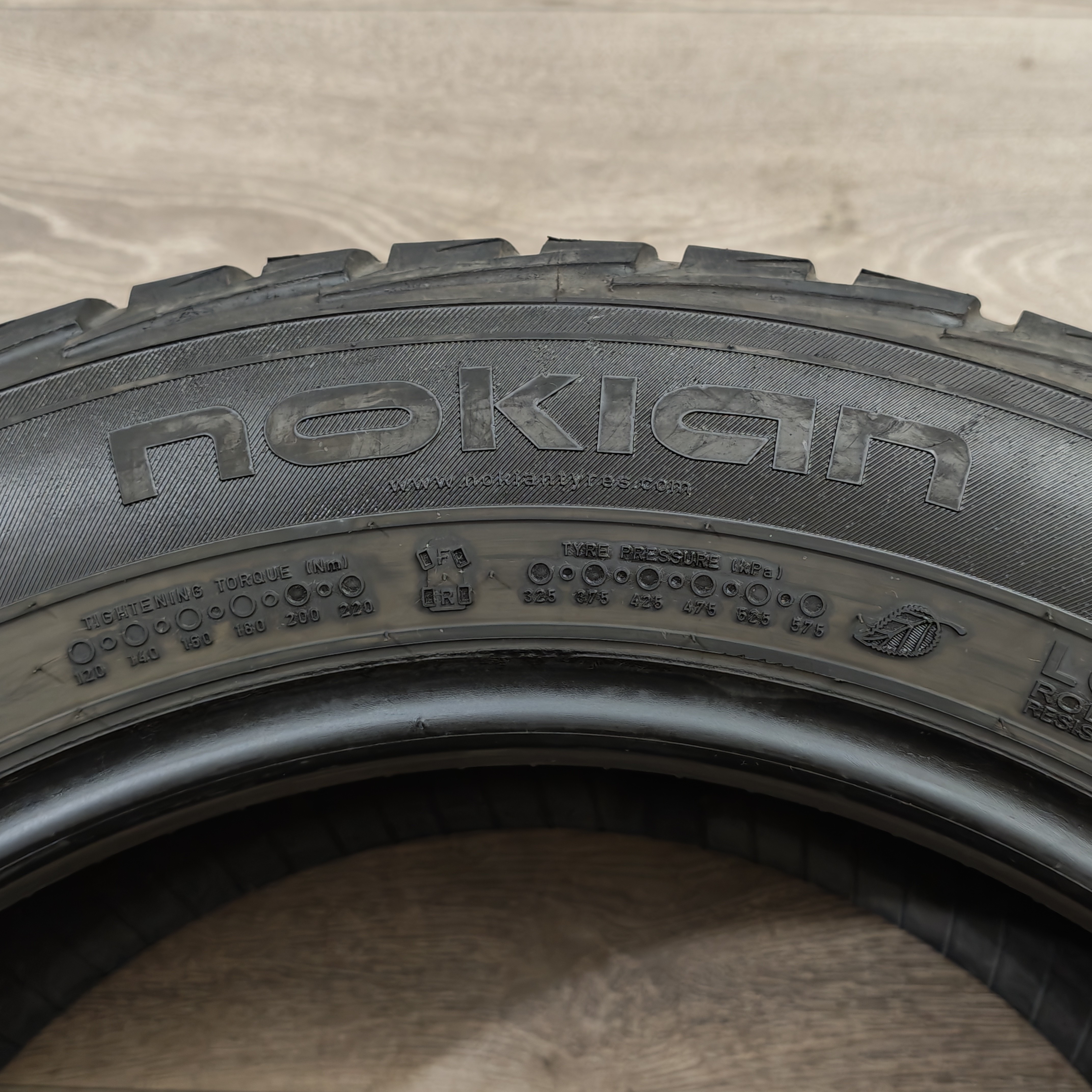 Zimní pneumatiky 215/60 R17C Nokian č. AP968