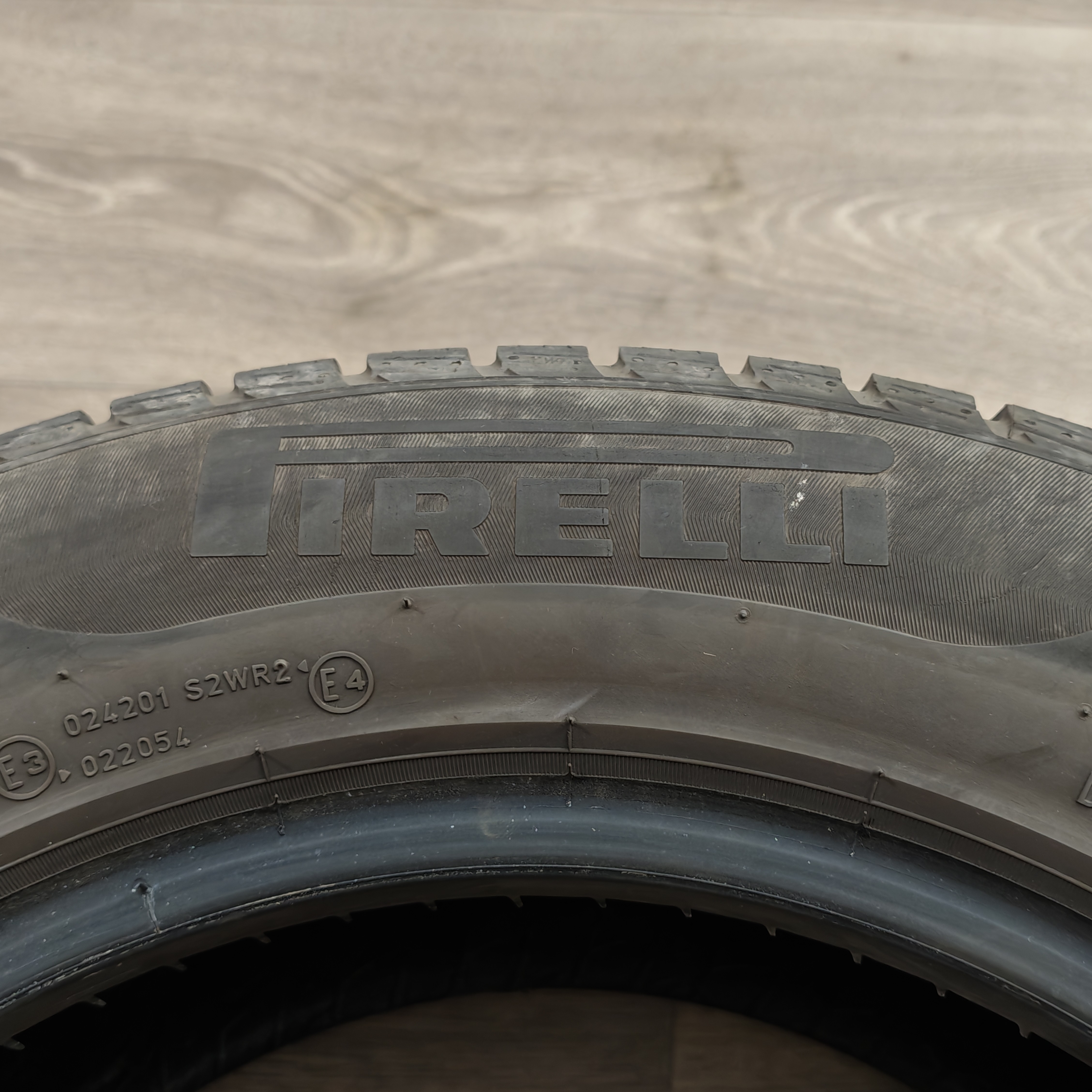 Zimní pneumatiky 215/60 R16 Pirelli č. AP980