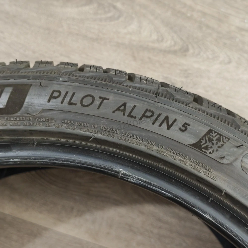 Zimní pneumatiky 235/40 R19 Michelin č. AP1085