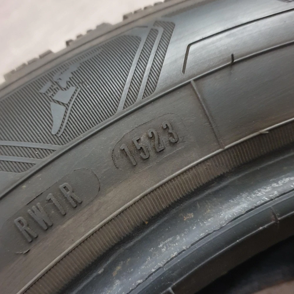 Zimní pneumatiky 185/60 R15 GoodYear č. AP735