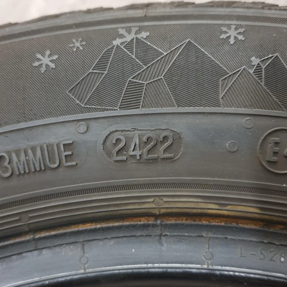 Zimní pneumatiky 185/60 R15 Semperit č. AP738